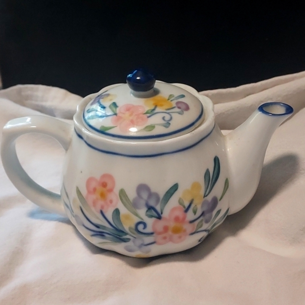 VINTAGE beautiful small  floral Teapot - Picture 2 of 14